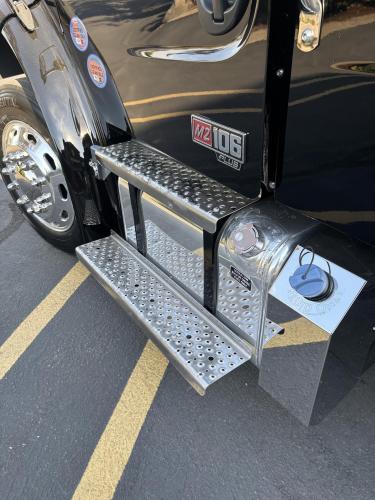 FREIGHTLINER BUSINESS CLASS M2 106 PLUS