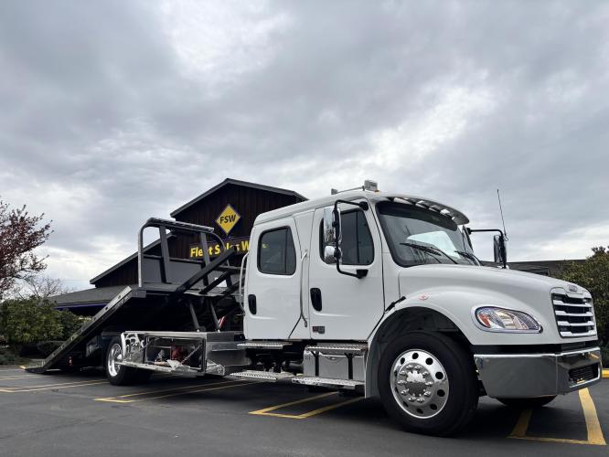 FREIGHTLINER BUSINESS CLASS M2 106 PLUS