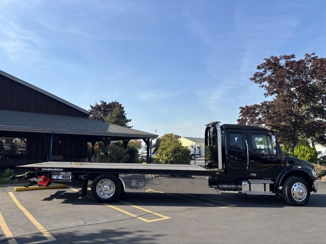 FREIGHTLINER BUSINESS CLASS M2 106 PLUS
