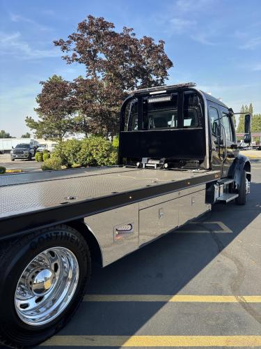 FREIGHTLINER BUSINESS CLASS M2 106 PLUS
