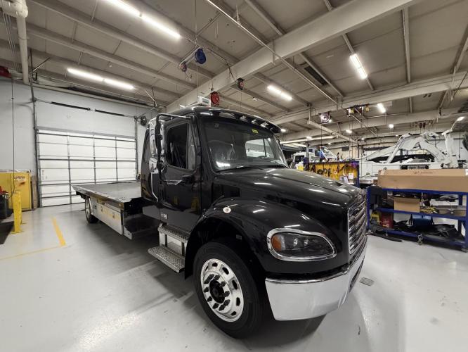 FREIGHTLINER BUSINESS CLASS M2 106 PLUS