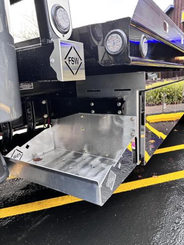 FREIGHTLINER BUSINESS CLASS M2 106 PLUS