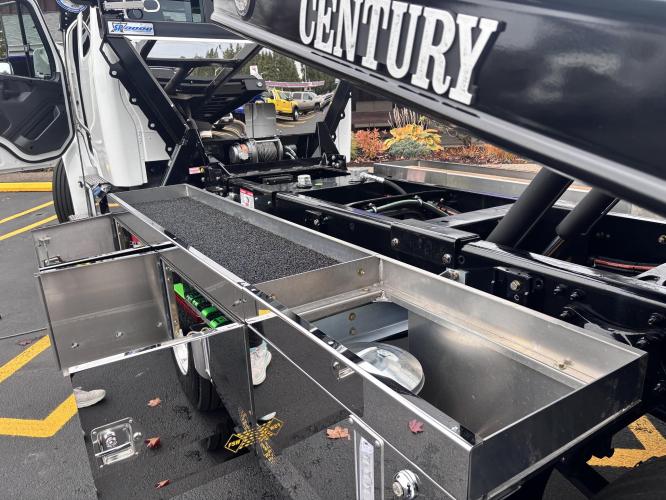 FREIGHTLINER BUSINESS CLASS M2 106 PLUS