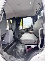 FREIGHTLINER BUSINESS CLASS M2 106 PLUS