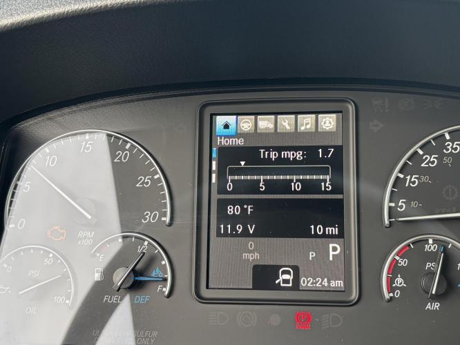 FREIGHTLINER BUSINESS CLASS M2 106 PLUS