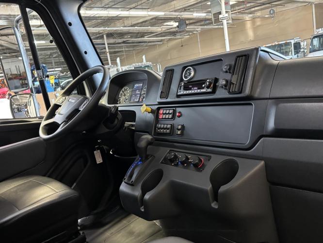 FREIGHTLINER BUSINESS CLASS M2 106 PLUS