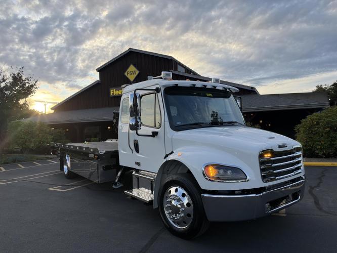 FREIGHTLINER BUSINESS CLASS M2 106 PLUS