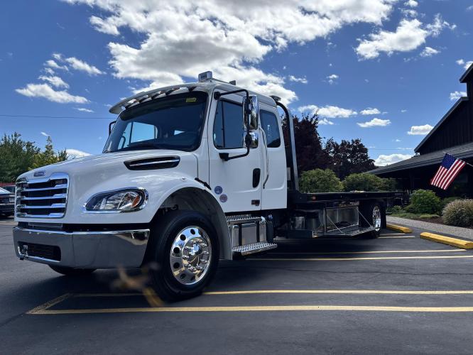 FREIGHTLINER BUSINESS CLASS M2 106 PLUS