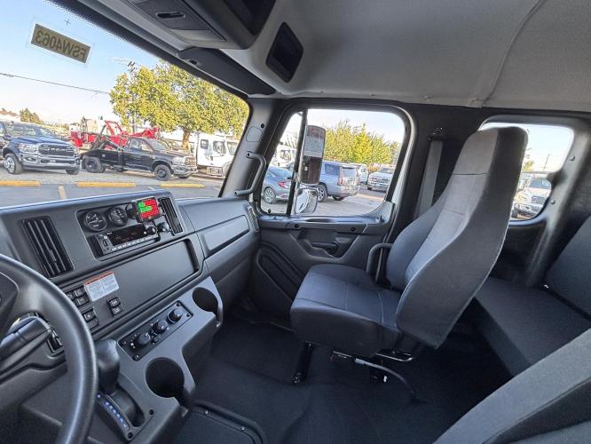 FREIGHTLINER BUSINESS CLASS M2 106 PLUS