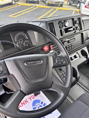 FREIGHTLINER BUSINESS CLASS M2 106 PLUS