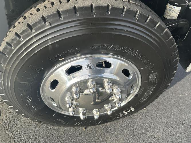 FREIGHTLINER BUSINESS CLASS M2 106 PLUS