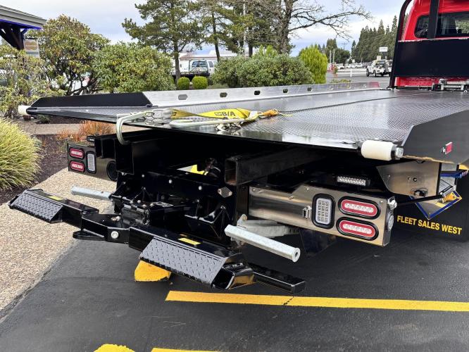 FREIGHTLINER BUSINESS CLASS M2 106 PLUS