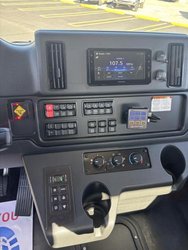 FREIGHTLINER BUSINESS CLASS M2 106 PLUS