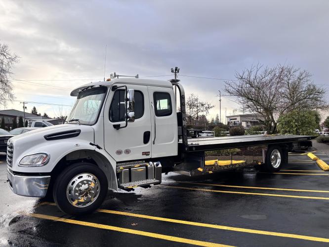 FREIGHTLINER BUSINESS CLASS M2 106 PLUS