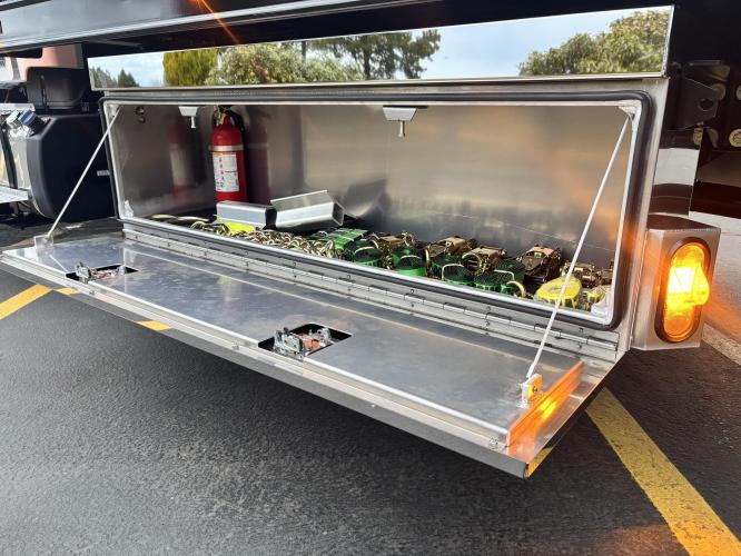 FREIGHTLINER BUSINESS CLASS M2 106 PLUS