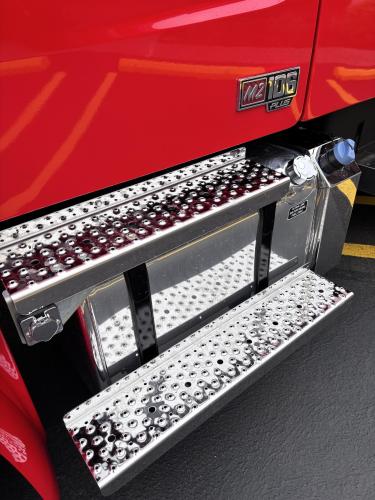 FREIGHTLINER BUSINESS CLASS M2 106 PLUS