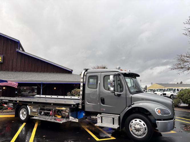 FREIGHTLINER BUSINESS CLASS M2 106 PLUS