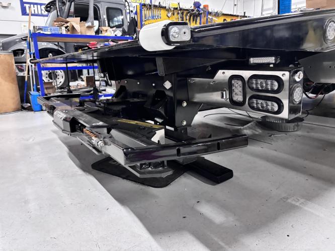 FREIGHTLINER BUSINESS CLASS M2 106 PLUS