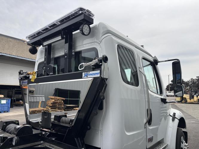 FREIGHTLINER BUSINESS CLASS M2 106 PLUS