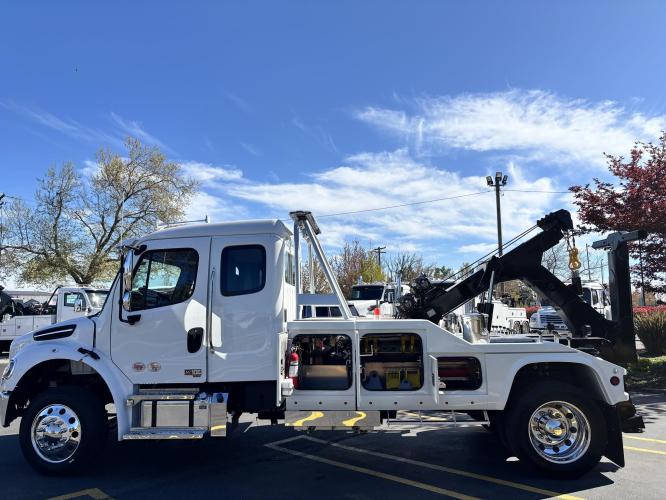 FREIGHTLINER BUSINESS CLASS M2 106 PLUS