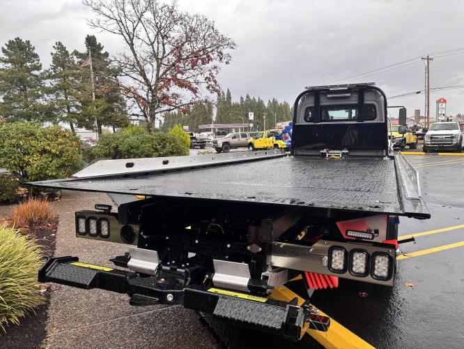 FREIGHTLINER BUSINESS CLASS M2 106 PLUS