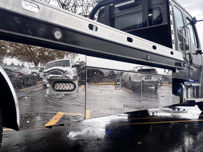 FREIGHTLINER BUSINESS CLASS M2 106 PLUS