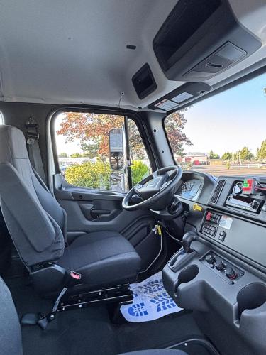 FREIGHTLINER BUSINESS CLASS M2 106 PLUS