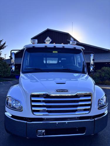 FREIGHTLINER BUSINESS CLASS M2 106 PLUS