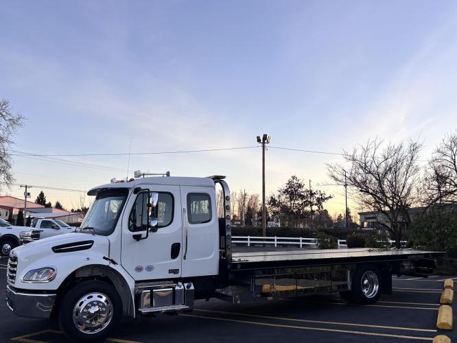 FREIGHTLINER BUSINESS CLASS M2 106 PLUS