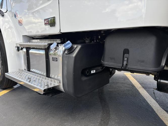 FREIGHTLINER BUSINESS CLASS M2 106 PLUS