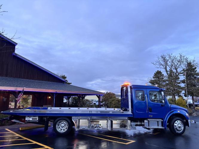 FREIGHTLINER BUSINESS CLASS M2 106 PLUS