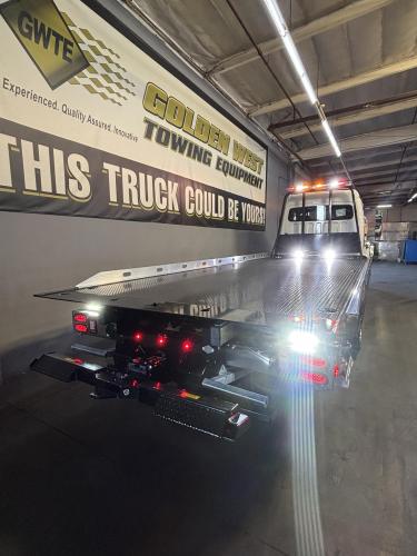 FREIGHTLINER BUSINESS CLASS M2 106 PLUS