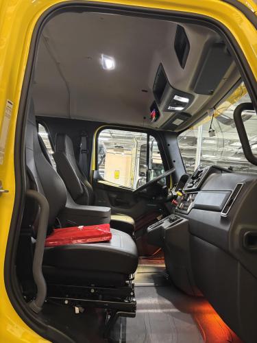 FREIGHTLINER BUSINESS CLASS M2 106 PLUS