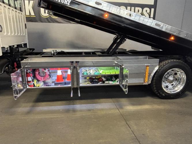 FREIGHTLINER BUSINESS CLASS M2 106 PLUS