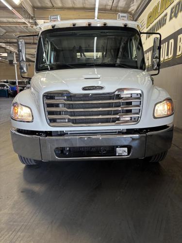 FREIGHTLINER BUSINESS CLASS M2 106 PLUS