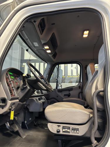 FREIGHTLINER BUSINESS CLASS M2 106