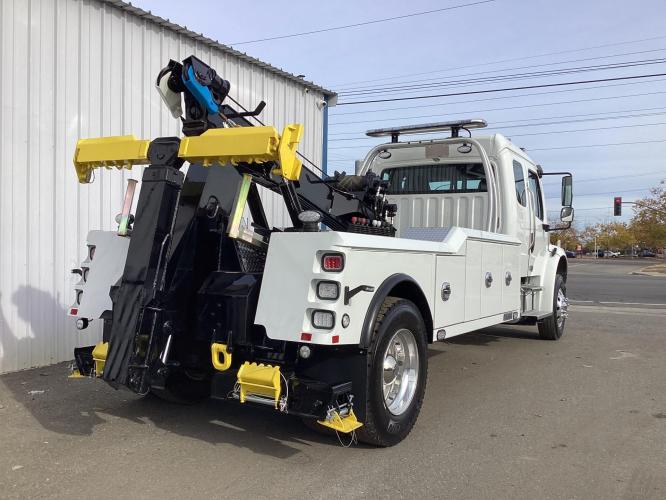 FREIGHTLINER BUSINESS CLASS M2 106 PLUS