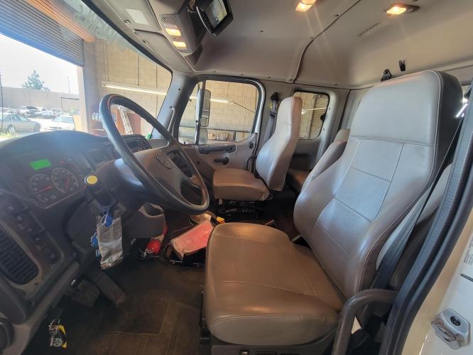 FREIGHTLINER BUSINESS CLASS M2 106