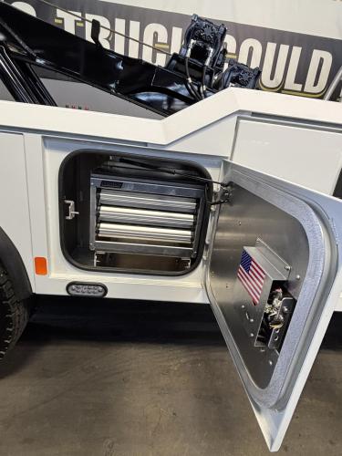 FREIGHTLINER BUSINESS CLASS M2 106 PLUS