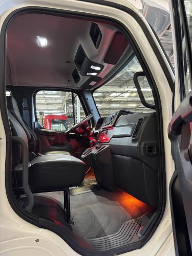 FREIGHTLINER BUSINESS CLASS M2 106 PLUS