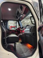 FREIGHTLINER BUSINESS CLASS M2 106 PLUS