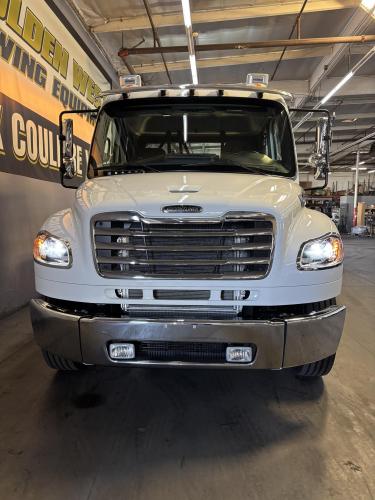 FREIGHTLINER BUSINESS CLASS M2 106 PLUS