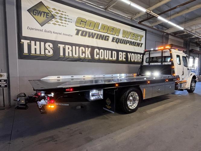 FREIGHTLINER BUSINESS CLASS M2 106 PLUS