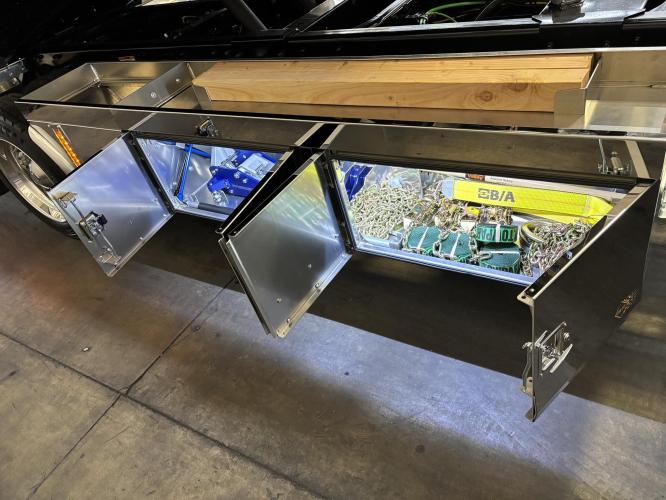 FREIGHTLINER BUSINESS CLASS M2 106 PLUS