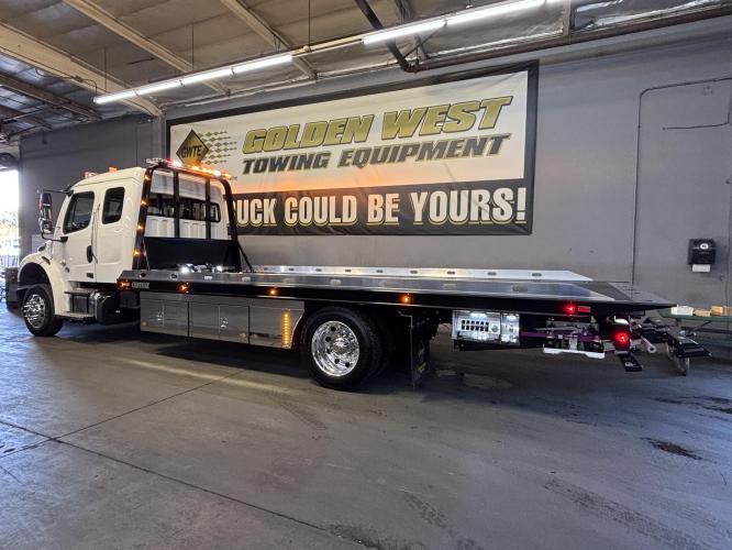 FREIGHTLINER BUSINESS CLASS M2 106 PLUS