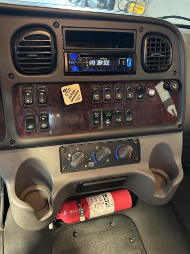 FREIGHTLINER BUSINESS CLASS M2 106