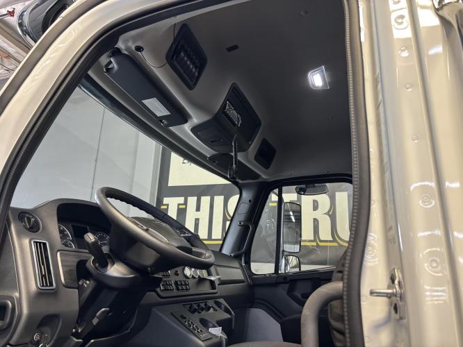 FREIGHTLINER BUSINESS CLASS M2 106 PLUS