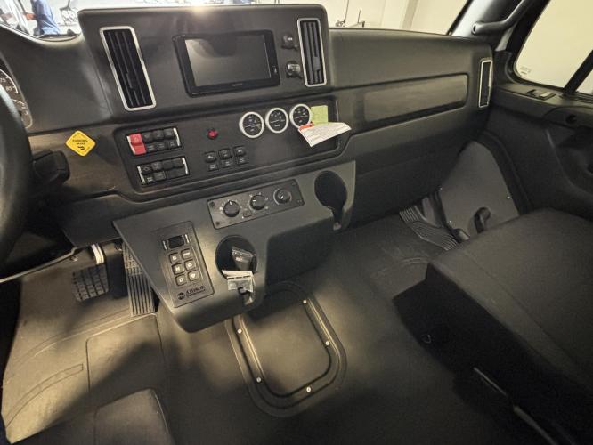 FREIGHTLINER BUSINESS CLASS M2 106 PLUS