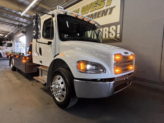FREIGHTLINER BUSINESS CLASS M2 106 PLUS