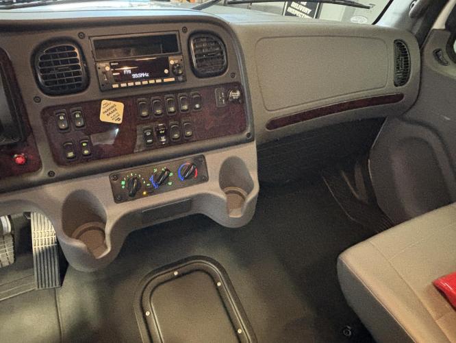 FREIGHTLINER BUSINESS CLASS M2 106